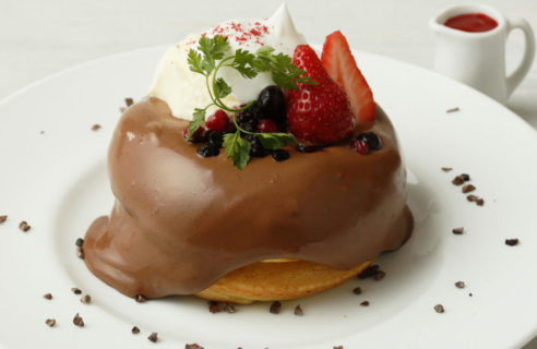 【2月限定】バレンタインスペシャルパンケーキ「ふんわりショコラムースのパンケーキ　ベリーソース」