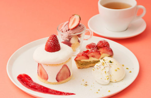【1/8-3/31】シュークリームと苺パンケーキのハイブリッド感が新しい！苺づくしの「ストロベリーデザートフェア」がスタート