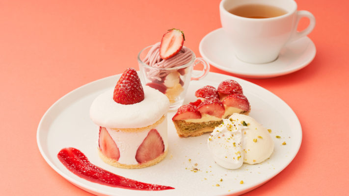 【1/8-3/31】シュークリームと苺パンケーキのハイブリッド感が新しい！苺づくしの「ストロベリーデザートフェア」がスタート