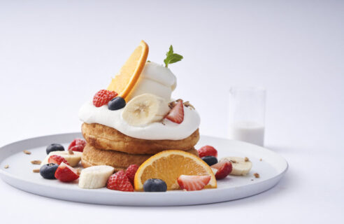 【6月限定】「スペシャルフルーツと ミルキーアーモンドクリームのパンケーキ アーモンドミルクソース」が登場！