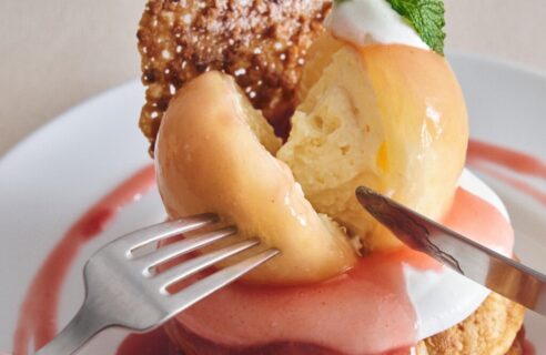 人気の“岡山白桃”をまるごと1個使用した、贅沢なパンケーキが今年も登場！