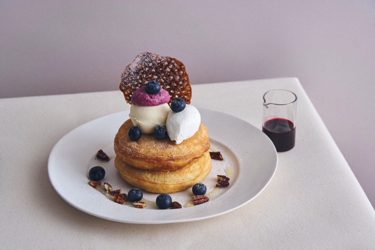 季節を味わう月替わりパンケーキ「ブルーベリーとマスカルポーネクリームのパンケーキ」