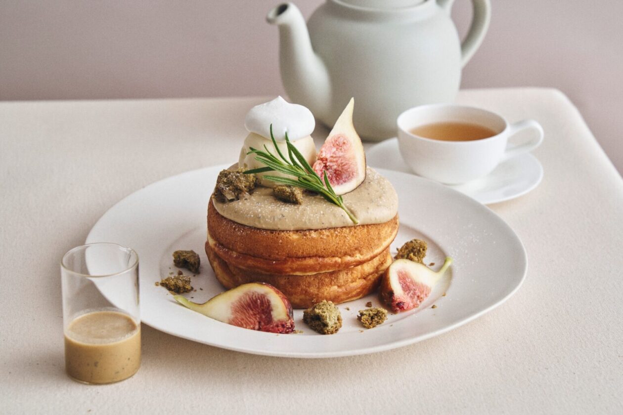 季節を味わう月替わりパンケーキ「いちじくとほうじ茶クリームのパンケーキ」が登場！