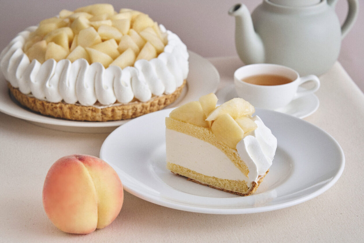 甘くとろける贅沢、まるで果実のドレスケーキ。“岡山白桃”のレアチーズケーキ