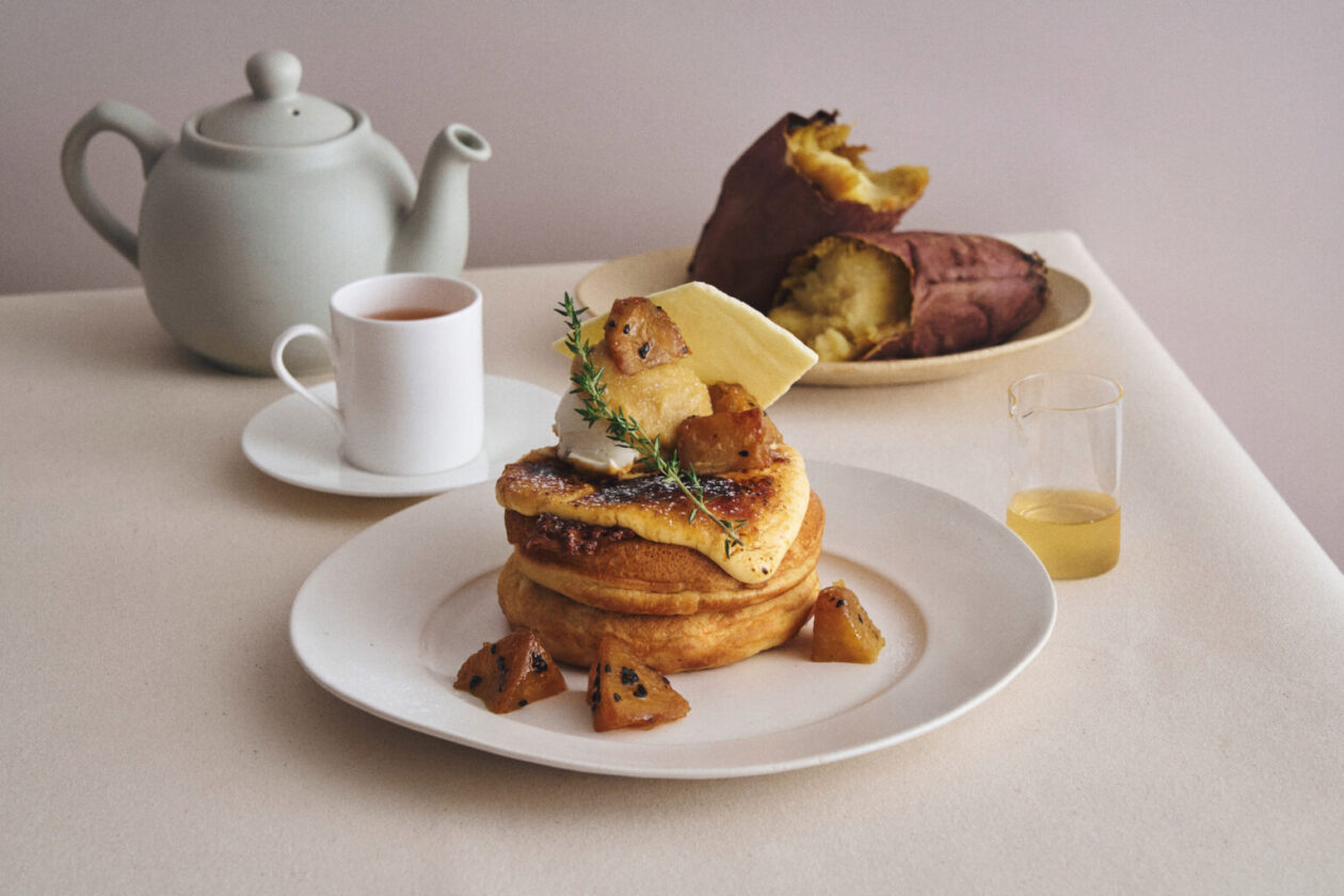 “蜜芋”と塩バター、焦がしブリュレでとろけあう。甘さも香ばしさも酸味も。ひと皿で「秋」を味わいつくす、贅沢パンケーキ。