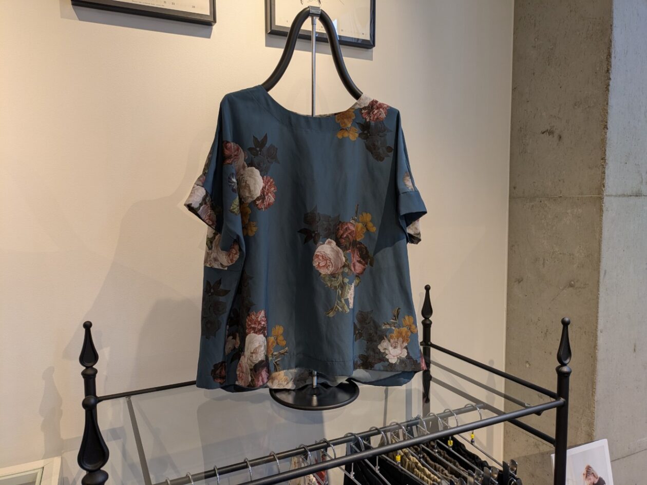 デシン花柄シリーズのブラウス