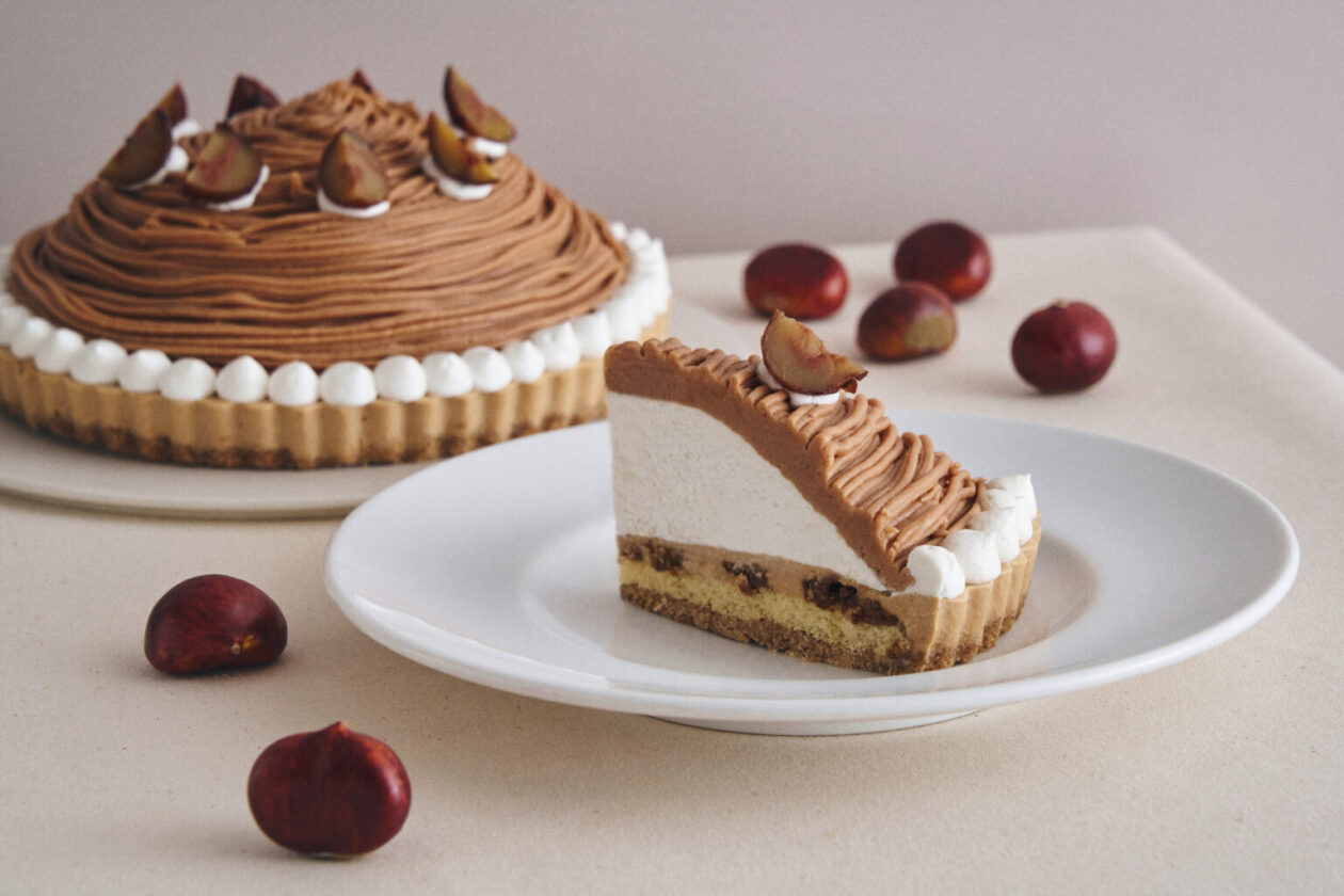 秋の深まりを感じるような、静かな甘さ。甘い栗の余韻とちょっぴり大人なラムの気配、コーヒーのほろ苦さをひとさじ。