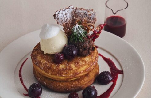 【12月限定】季節を味わう月替わりパンケーキ「チェリーとショコラムースのフォレノワールパンケーキ」が登場！