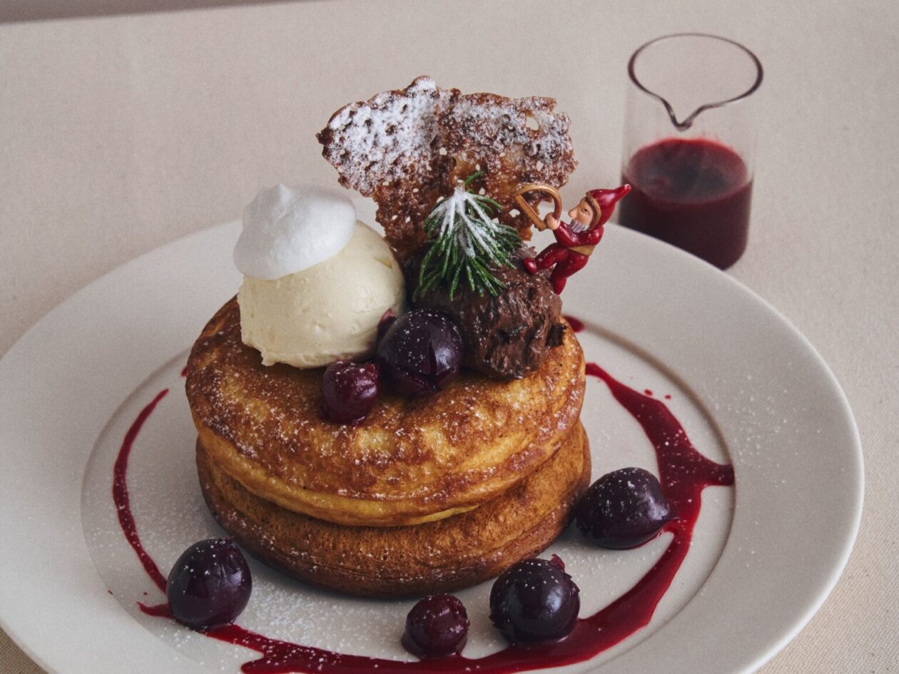 【12月限定】季節を味わう月替わりパンケーキ「チェリーとショコラムースのフォレノワールパンケーキ」が登場！