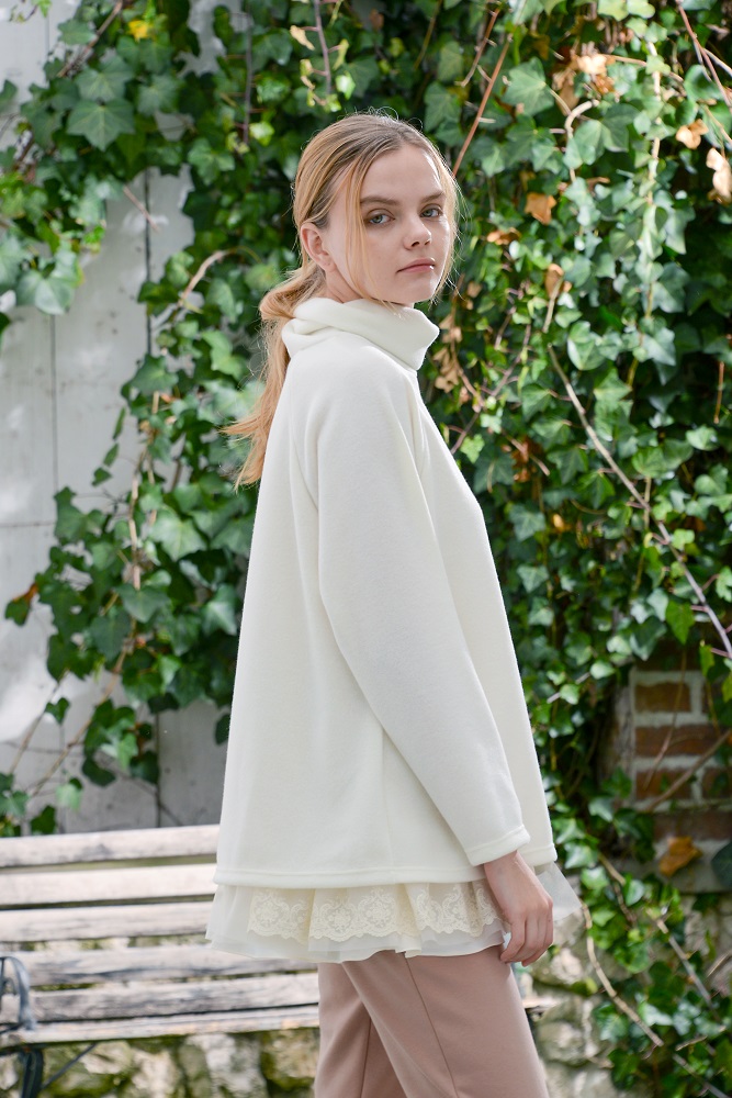 ニット素材のトップス