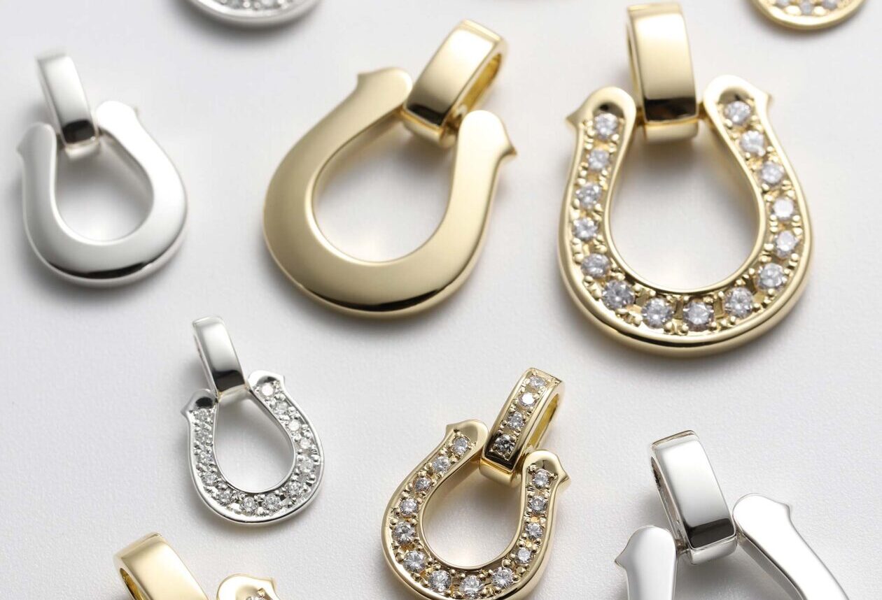 時代に寄り添うホースシューペンダント