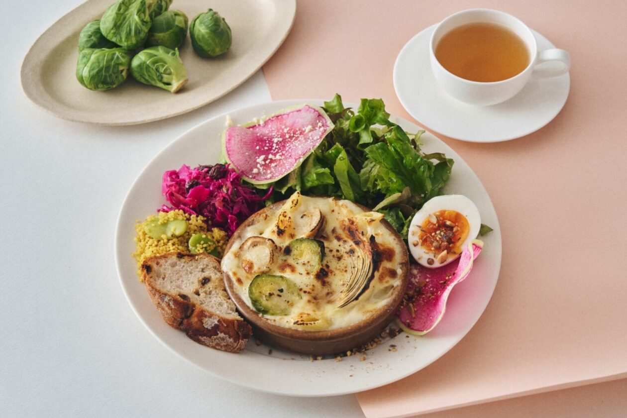 ベビーホタテと芽キャベツ、新玉ねぎのホワイトジンジャーグラタン