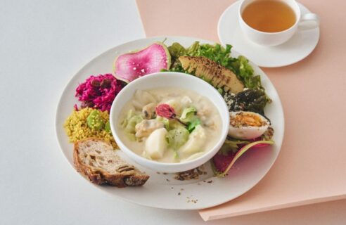 桜と春キャベツのあさりクラムチャウダー＆有機オニオンドレッシングのサラダ