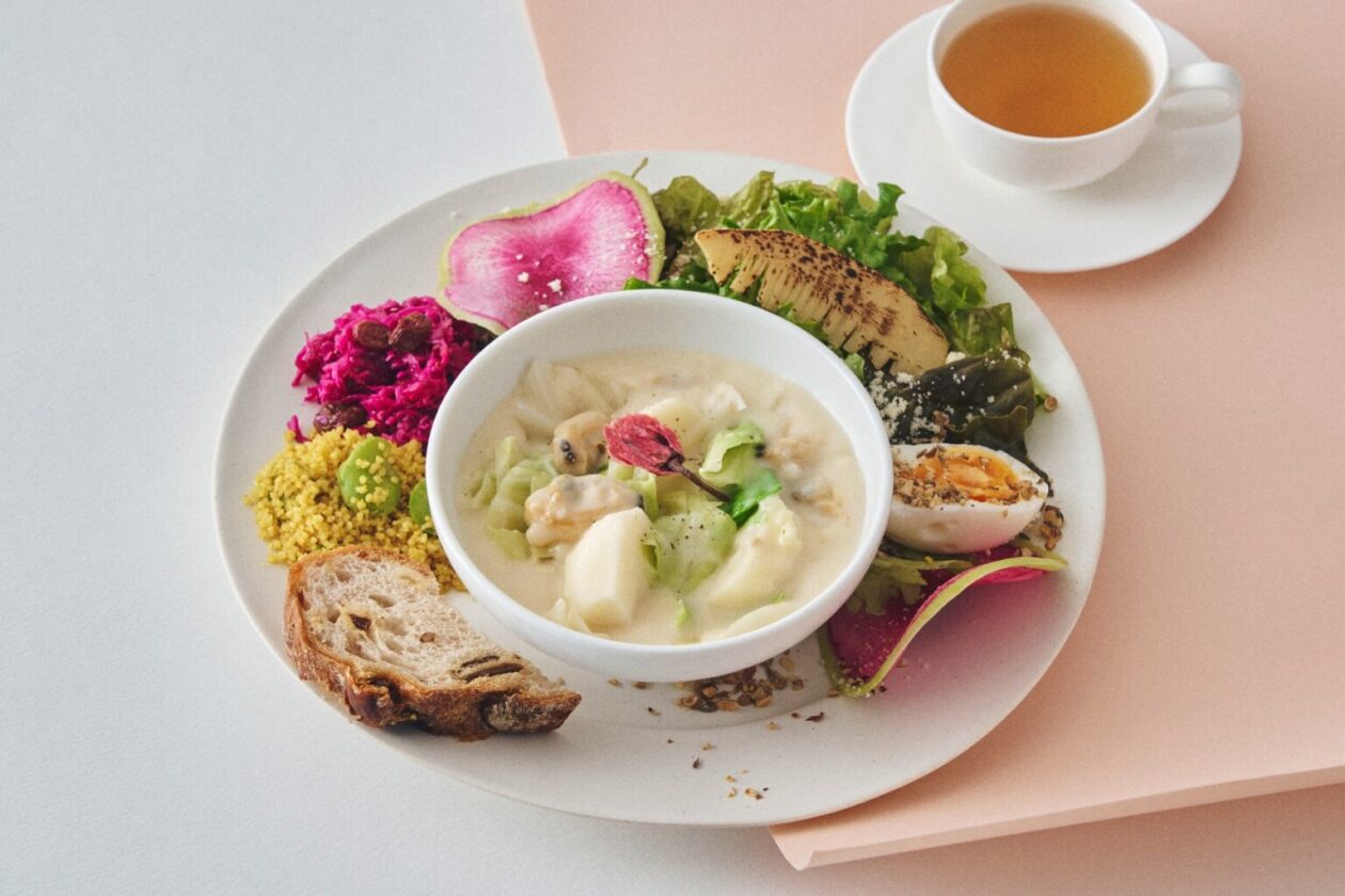 桜と春キャベツのあさりクラムチャウダー＆有機オニオンドレッシングのサラダ