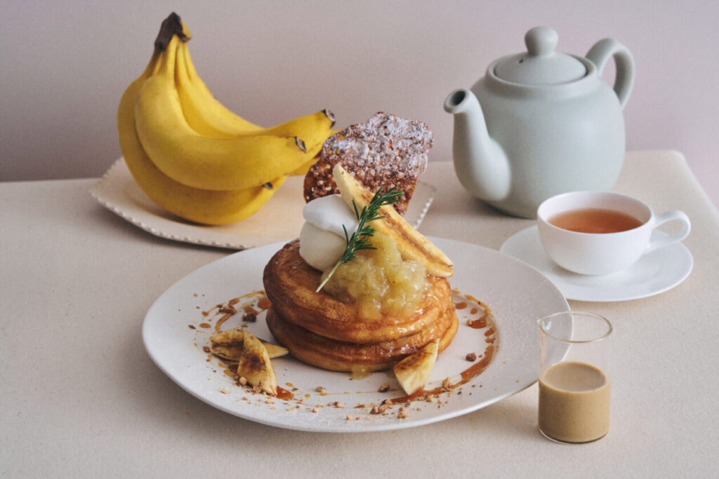 【4月限定】季節を味わう月替わりパンケーキ「キャラメルバナナとバナナコンフィチュールのパンケーキ」が登場！