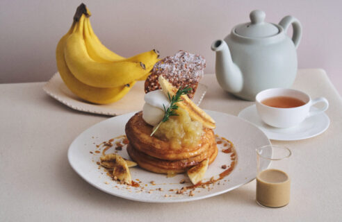 【4月限定】季節を味わう月替わりパンケーキ「キャラメルバナナとバナナコンフィチュールのパンケーキ」が登場！