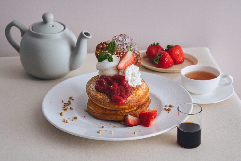【6月限定】季節を味わう月替わりパンケーキ「いちごとルバーブ、ヨーグルトムースのパンケーキ」が登場！