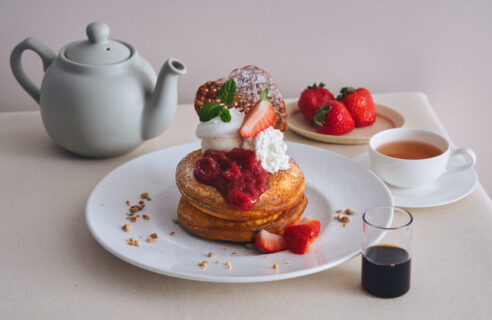 【6月限定】季節を味わう月替わりパンケーキ「いちごとルバーブ、ヨーグルトムースのパンケーキ」が登場！