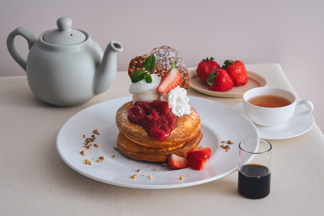 【6月限定】季節を味わう月替わりパンケーキ「いちごとルバーブ、ヨーグルトムースのパンケーキ」が登場！