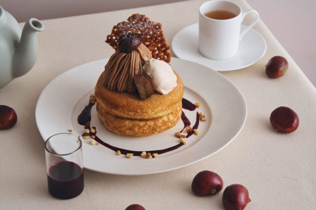 【9月限定(※9/2～)】季節を味わう月替わりパンケーキ「モンブランとプラリネクリームのパンケーキ」が登場！